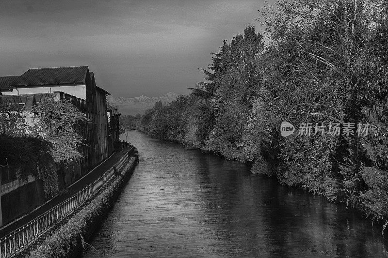 水渠和树木和建筑的倒影，在Robbecoo sul Naviglio，意大利，黑白照片